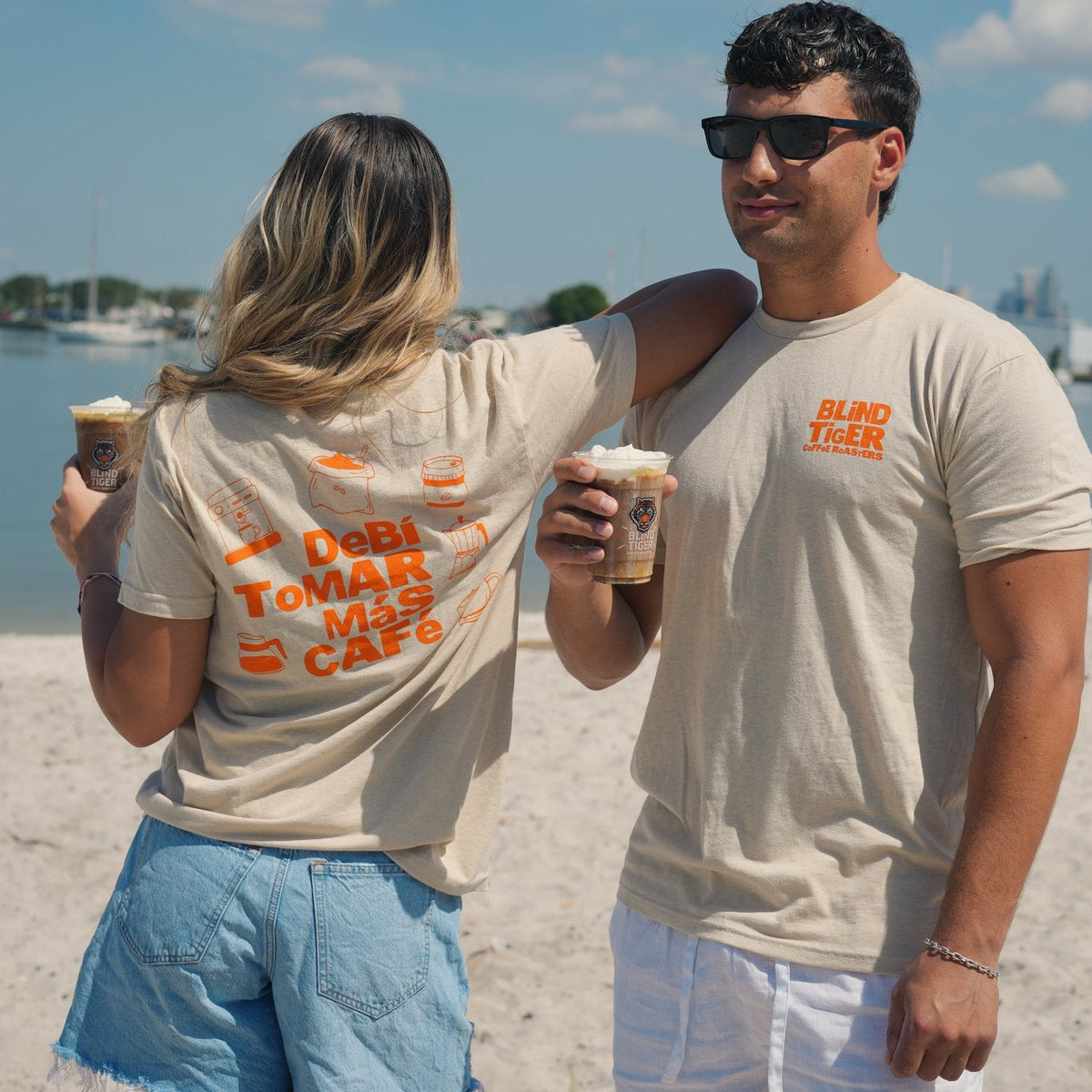 DeBí ToMAR Más CAFÉ t-shirt