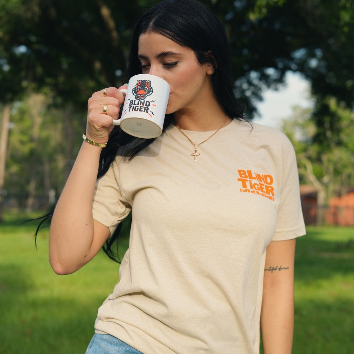 DeBí ToMAR Más CAFÉ t-shirt