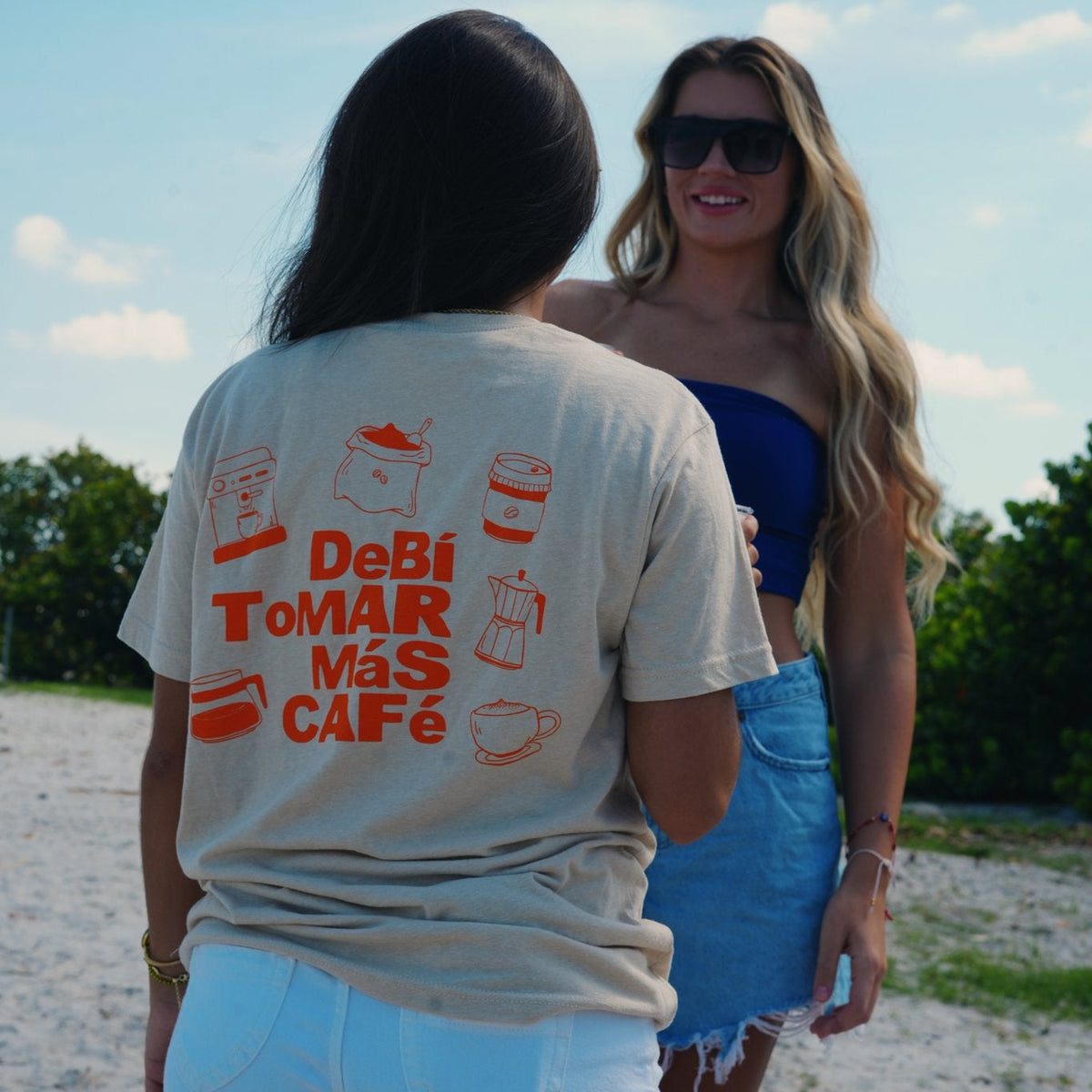 DeBí ToMAR Más CAFÉ t-shirt